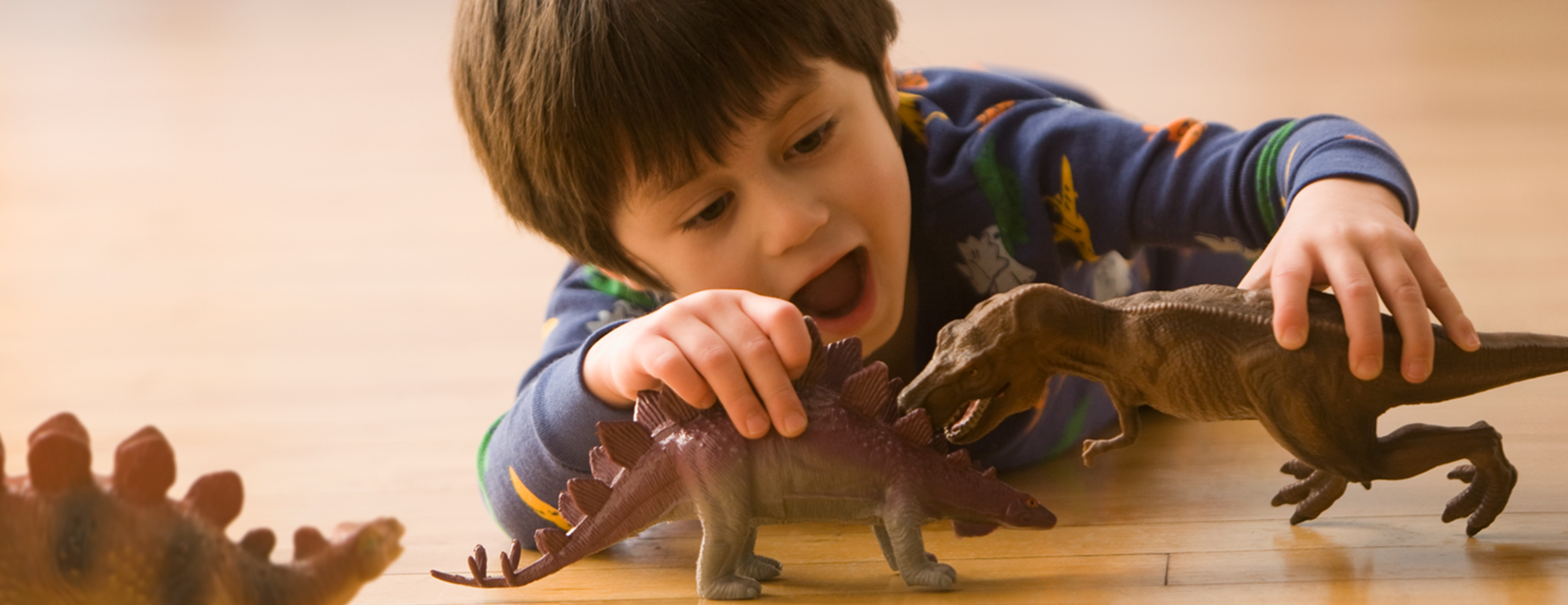 Динозавры играют дети. Динозавры для детей. Мальчик и динозавр. Агрессивные игрушки. Агрессивные игрушки для детей.